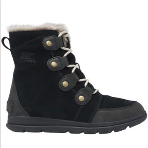 NWT Sorel explorer Joan boot in black/dark stone